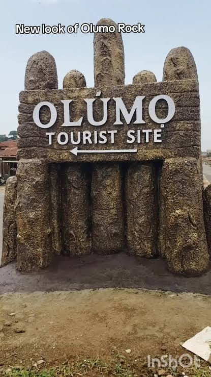 Panneau d’entrée du site touristique d’Olumo Rock